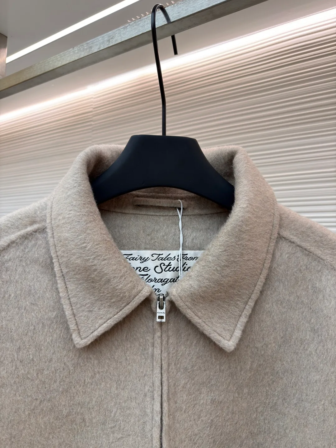 Acne Studios Lapel Zipper Drop Shoulder Long Sleeve Wool Jacket ●Original version: Purchased and developed by 10006 ●Item number: 1681819-C85 ●Fabric: wool fabric ●Technology: Made on positioning cutting machine ●Color: Oatmeal ●Version: Fitted version ●Weight: about 1180 grams ●Size: 46-48-50 ●Description: Made of high-density wool blended fabric, treated with double-sided worsted spinning process, it feels soft and waxy and has good drape. The body adopts a hidden zipper + lapel design, with a neat neckline; the pockets on both sides have a welt structure and are decorated with buttons of the same color, with exquisite details. The overall shape is slightly loose, the hem is naturally curved, and the edges are reinforced with overlocking technology, which not only retains the soft texture of the fabric, but also improves the durability, and combines simple style with advanced craftsmanship. The overall wiring is straight and delicate, the fabric is comfortable and soft, and the color is consistent without color difference. It can be matched with the same style to create a fashionable look and control various occasions. Customized accessories, complete with three standards, same style for men and women!